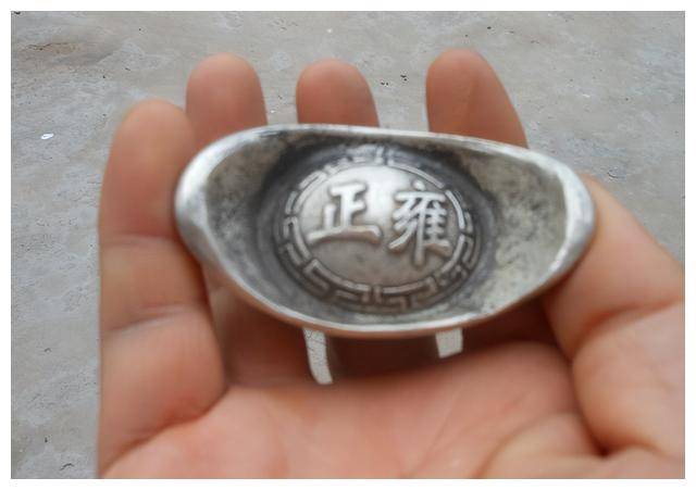 原来人民币上有一个错别字，故意印错了几十年，从来都未有改过