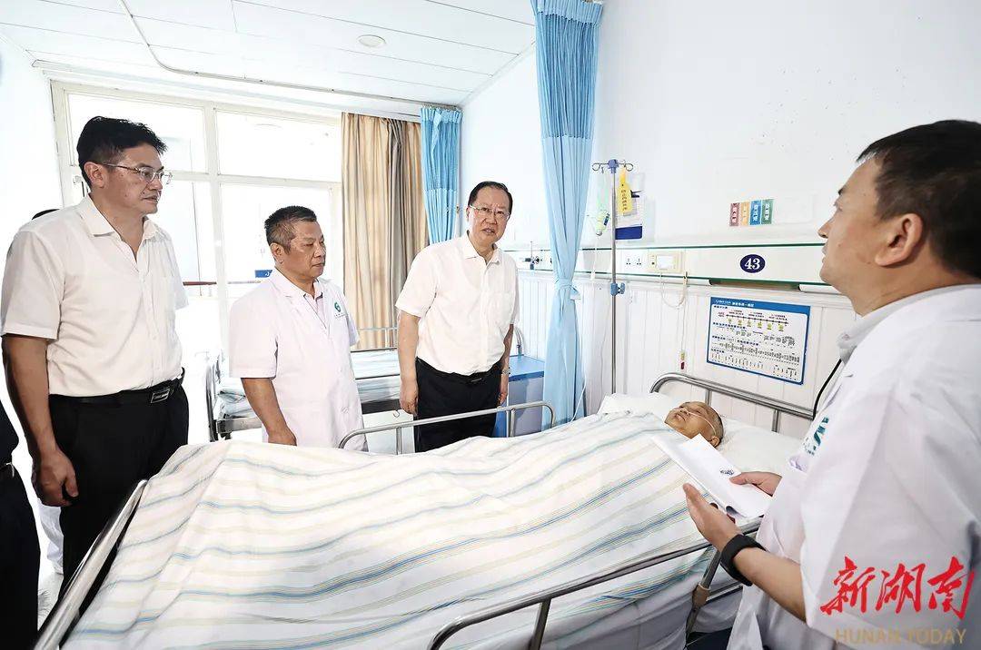 湖南省长赴常德临澧事故现场指挥救援并看望伤员